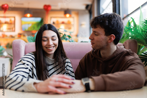 Fotografía Young couple enjoying quality time at a cozy cafe with balloons and natural scen