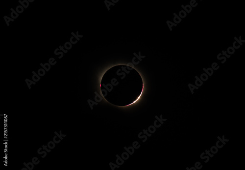 Cuadro en lienzo Total Solar Eclipse with Brilliant Baily's Beads at Totality – High Detail Astro