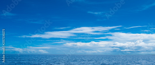 ワイドの大海原と青い空と白い雲