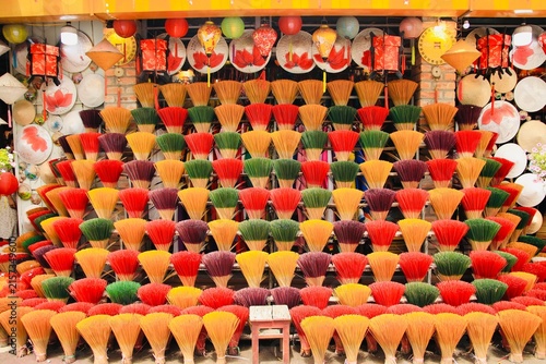 Incienso vietnamita artesanal y colorido en un puesto tradicional