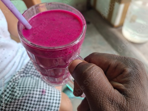 Foto Fresh red dragon fruit (pitaya) juice, smoothie, or milkshake, a vibrant tropical beverage packed with refreshing flavor, natural sweetness, and nutrients