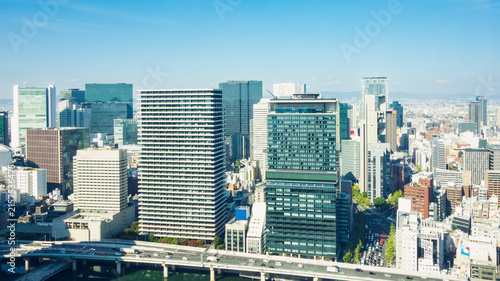 秋晴れの中之島超高層ビル群と幹線道路の俯瞰景