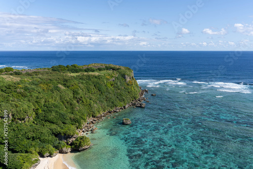 幸せ岬と呼ばれる果報バンタからの絶景と透明度の高い海（沖縄県うるま市・宮城島）Panoramic view of Kafu Banta and crystal clear ocean in Miyagi Island, Okinawa