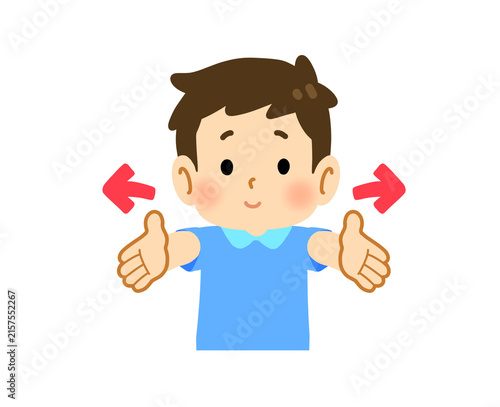 前ならえのポーズをする男の子