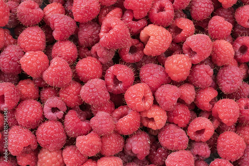 Foto Fresh ripe raspberries photographed close up as a natural food background