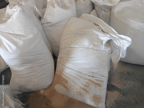Cuadro en lienzo The animal feed sacks are damaged or torn and must be repaired prior to delivery