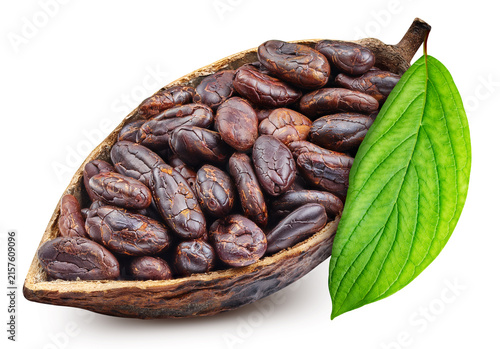 Fotografía Cocoa pod with beans and green leaf