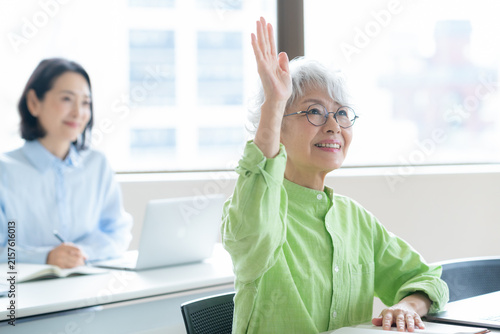習い事をするシニアの女性