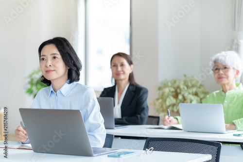 習い事をするシニアの女性