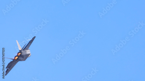 Quadro su tela F-22 Raptor Fighter Jet Performing High Speed Turn with Afterburners