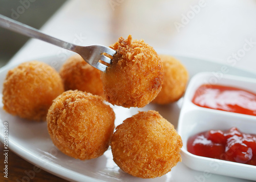 Foto Several fried cheese balls were arranged on a plate