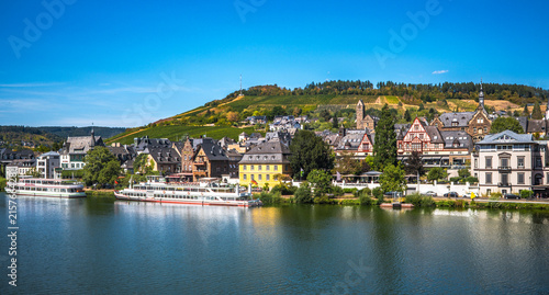 Traben-Trarbach an der Mosel mit Weinbergen und historischer Architektur