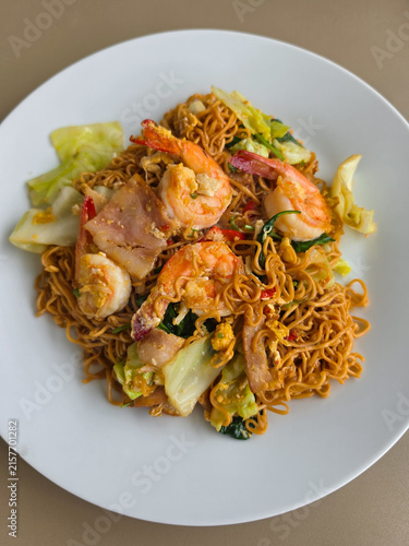 Foto Thai Drunken Noodles with seafood. Pad Kee Mao Talay.