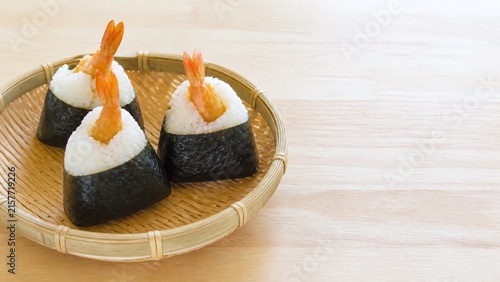 Obraz na płótnie 天むす 行楽とお弁当に持っていくえび天のおにぎり 余白のある食卓