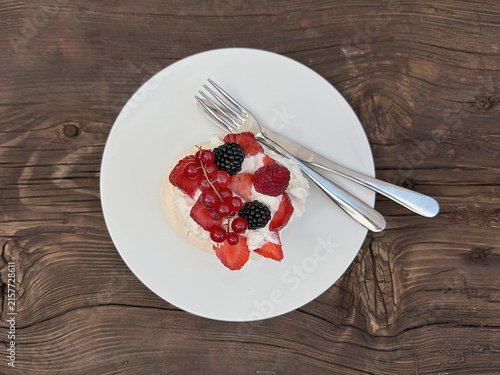 Obraz na płótnie dessert pavlova on a white dish