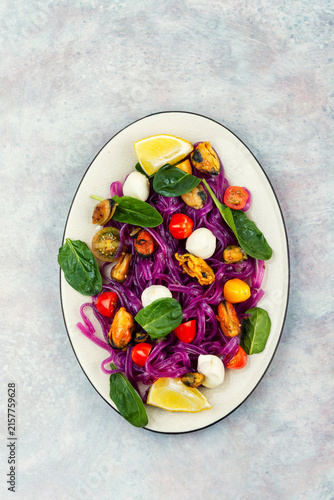 Vegetable noodles with mussels.