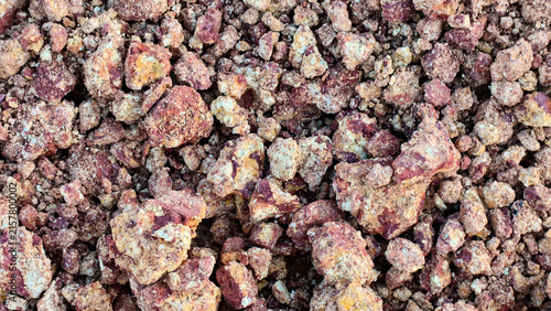Foto Gravel texture of broken laterite stone and iron-rich red soil clods