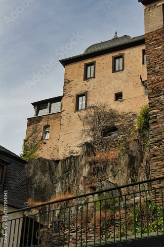 Bild auf Leinwand Blick aus der Altstadt zum alten Kloster in Beilstein an der Mosel