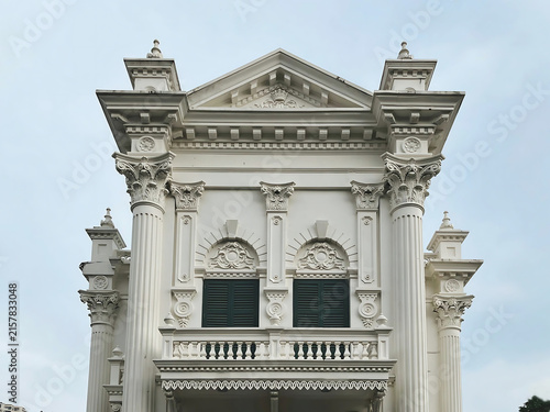 Tapety artystyczne Architectural facade with corinthian columns and decorative pediment details against a bright sky
