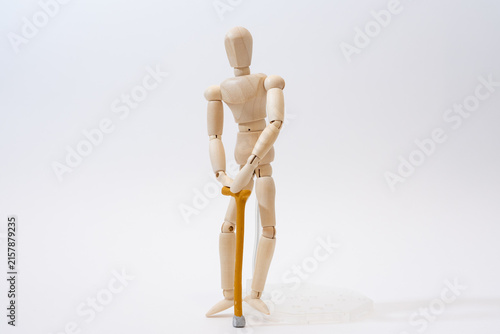杖をついている木の人形