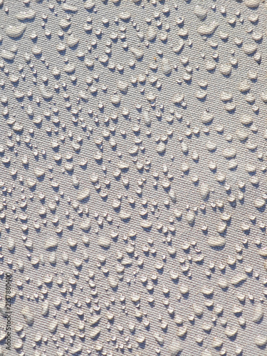 Gotas de condensación en un tejido impermeable
