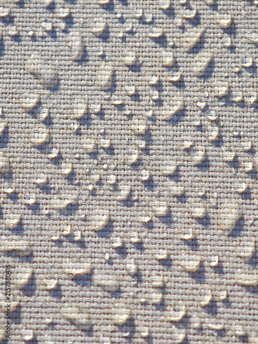 Gotas de condensación en un tejido impermeable