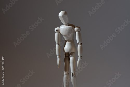落ち込んでいるポーズの木の人形