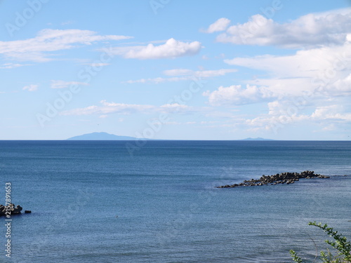夏の穏やかな海、日本海の景色