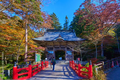 秋の群馬県高崎市 榛名神社に向かう参道から赤い橋越しに随神門を見る
