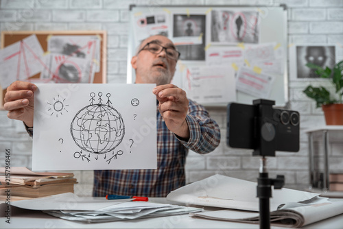 Canvastavla Flat Earth conspiracy blogger showing a hand drawn globe with falling people whi