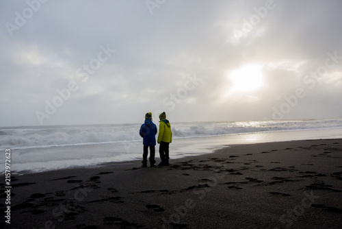 Konstfotografi Children running from and to the ocean in black sand beach of Reynisfjara and th