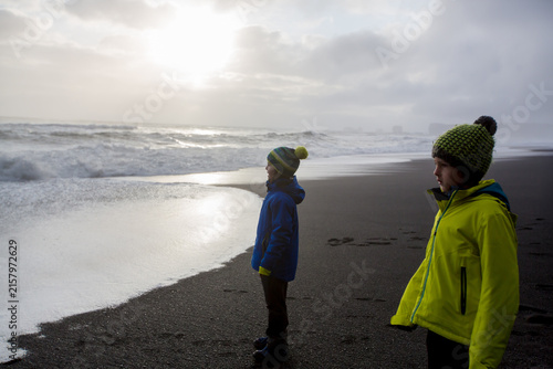 Konstfotografi Children running from and to the ocean in black sand beach of Reynisfjara and th
