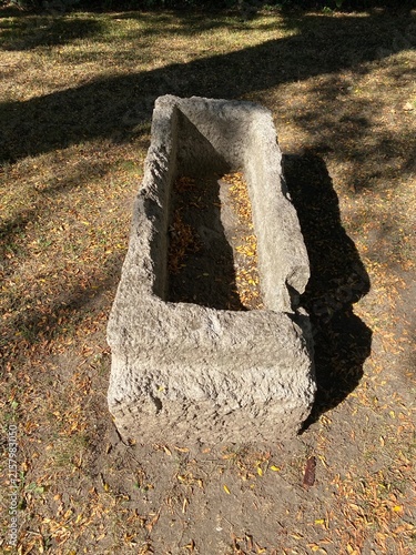 Quadro su tela Ancient roman sarcophagus, opened and broken