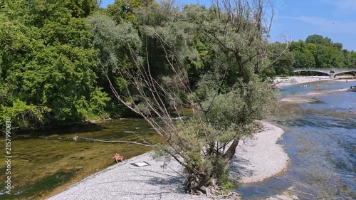 Menschen erfrischen sich am Ufer der kühlen Isar an einem heißen Sommertag, München, Oberbayern, Bayern, Deutschland