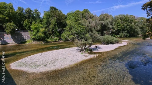 Menschen erfrischen sich am Ufer der kühlen Isar an einem heißen Sommertag, München, Oberbayern, Bayern, Deutschland