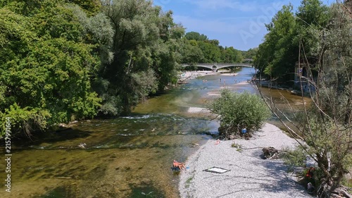 Menschen erfrischen sich am Ufer der kühlen Isar an einem heißen Sommertag, München, Oberbayern, Bayern, Deutschland