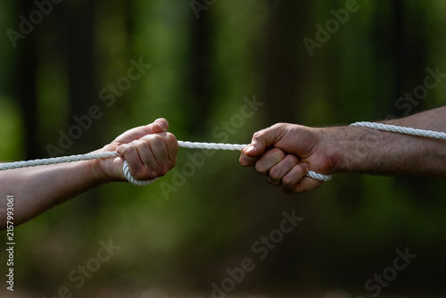 Fotografía Hands grip rope with muscular forearm