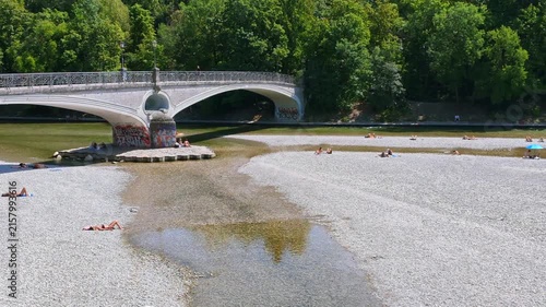 Menschen erfrischen sich am Ufer der kühlen Isar an einem heißen Sommertag, München, Oberbayern, Bayern, Deutschland