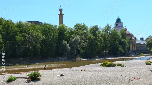 Menschen erfrischen sich am Ufer der kühlen Isar an einem heißen Sommertag, München, Oberbayern, Bayern, Deutschland