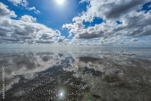 Fotografía Wolkenspiegelungen im nassen Watt bei Ebbe in Höhe Cuxhaven Niedersachen