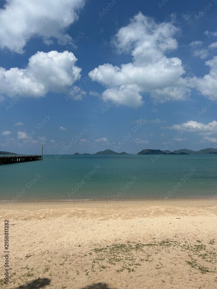 Fototapeta premium tropical beach with blue sky