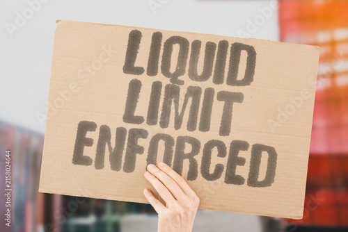 Foto "Liquid Limit Enforced" Three ounces of shampoo in a clear bag