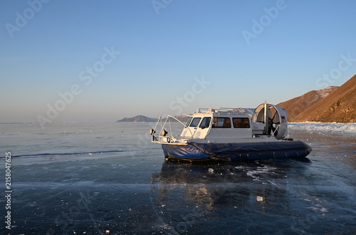Foto Hovercraft on Lake Baikal in winter. Olkhon Gate Strait