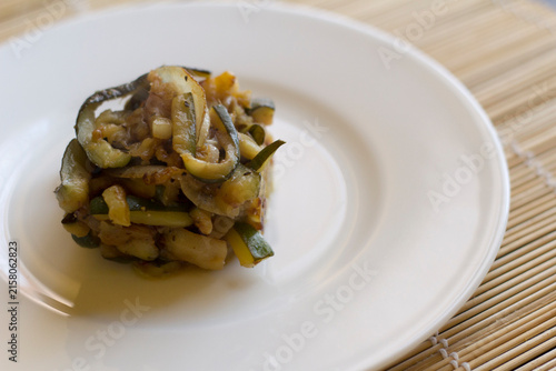 Foto Sauteed Zucchini With Lemon Zest Plated On White Dish