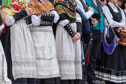 Fotografía People wearing traditional folklore costumes in parade The Concept of regional c