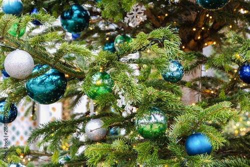 Foto Festive glass ornaments decorating snowy Christmas tree.