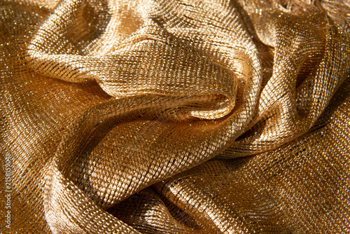 Foto A shimmering golden metallic fabric with rich woven texture and elegant draped f