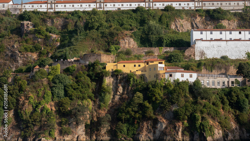 Foto Serra do Pilar monastery above the granite cliffs of the Douro gorge, Vila Nova