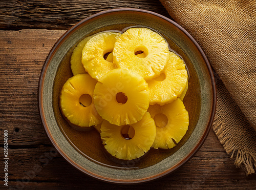 Rodajas de piña en almíbar.