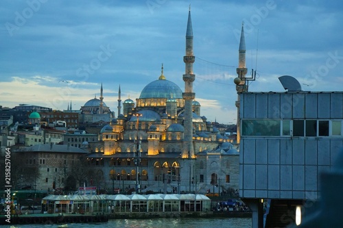 Obraz na płótnie Illuminated Yeni Cami Mosque in Istanbul at Dusk with Historic Cityscape and Wat